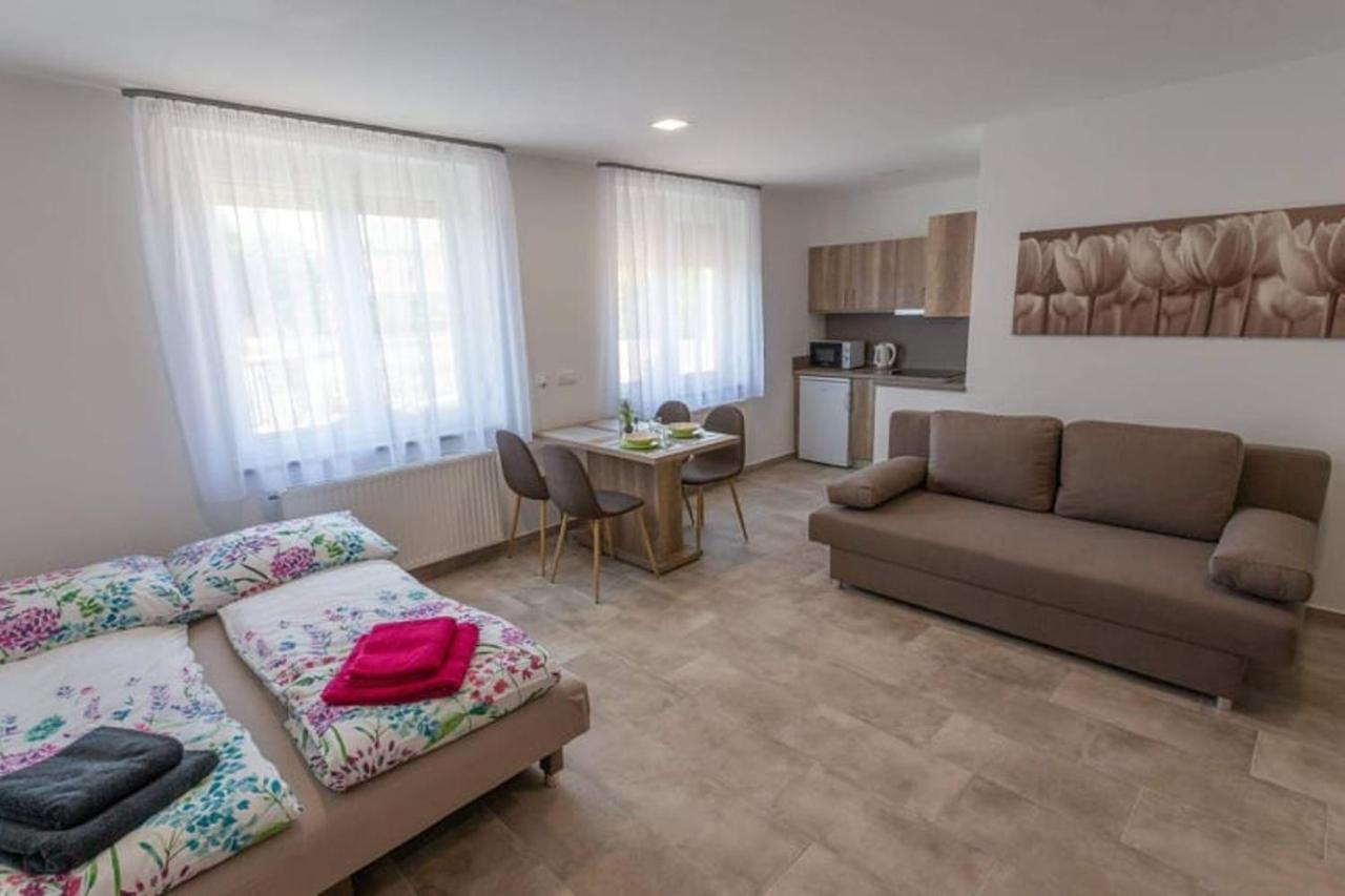 Mona Apartman Sárvár Eksteriør bilde